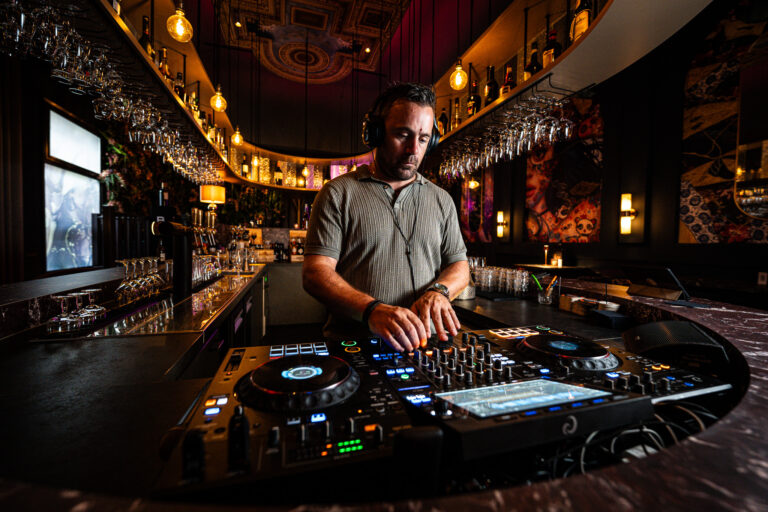 DJ aan het draaien in gastrobar de Burgemeester
