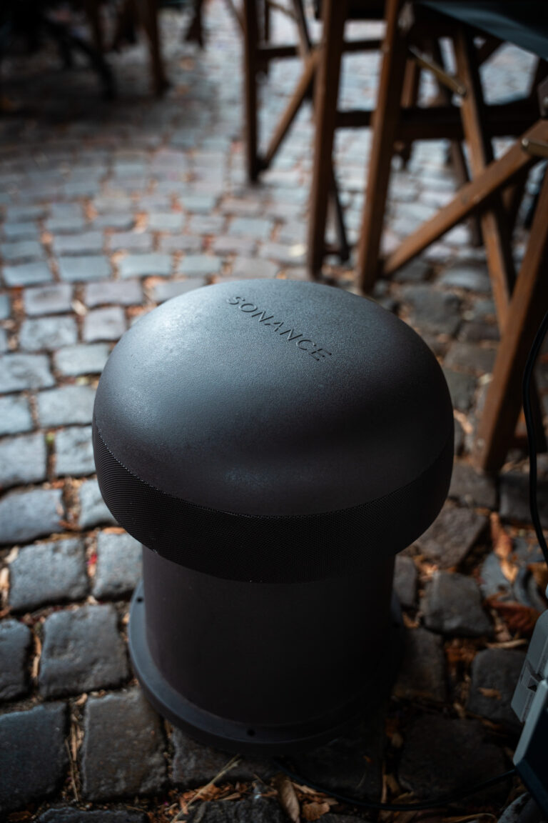 Speaker op terras de Burgemeester